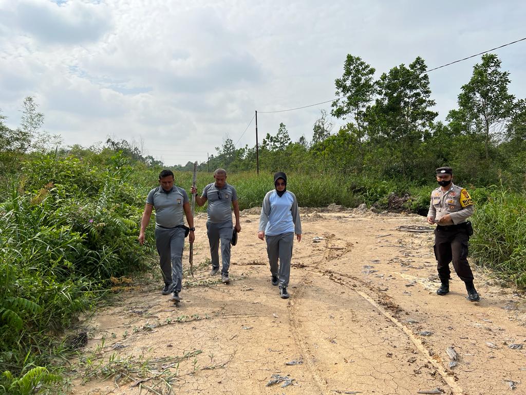 Antisipasi Karhutla, Kapolsek Payung Sekaki Bersama Bhabinkamtibmas Cek Embung dan Kanal