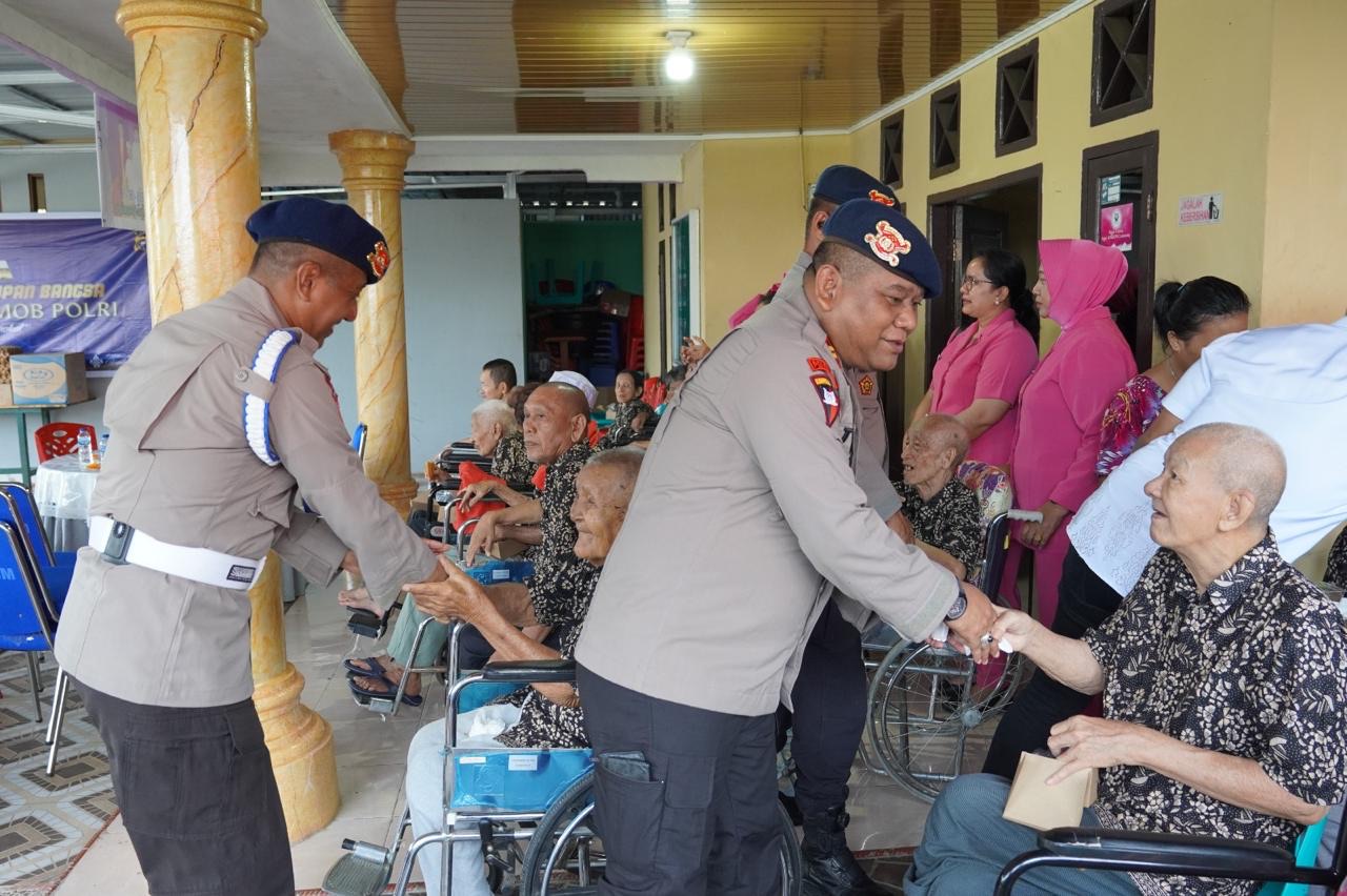 Brimob Polda Riau Anjangsana ke Panti Jompo, Tebar Kasih di Usia Emas ke-80
