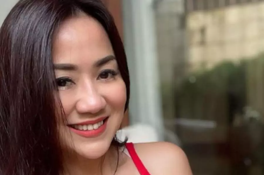 Pakai Baju Bolong, Tante Ernie Bikin Netizen Salfok