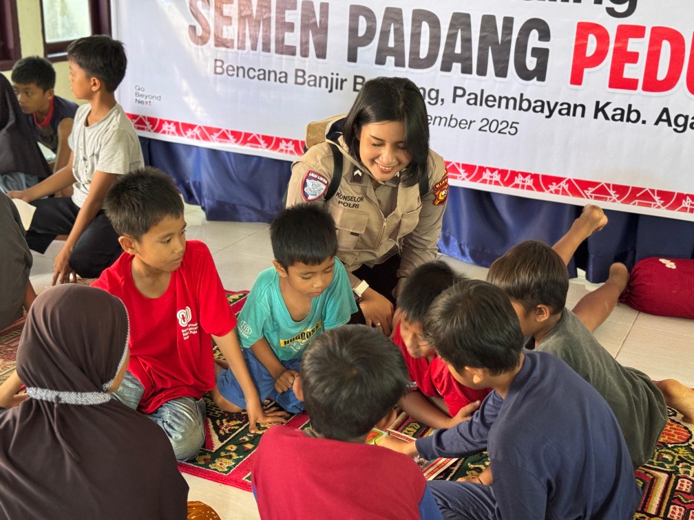 Polwan Polda Riau Obati Luka Mental Anak Korban Bencana Sumbar