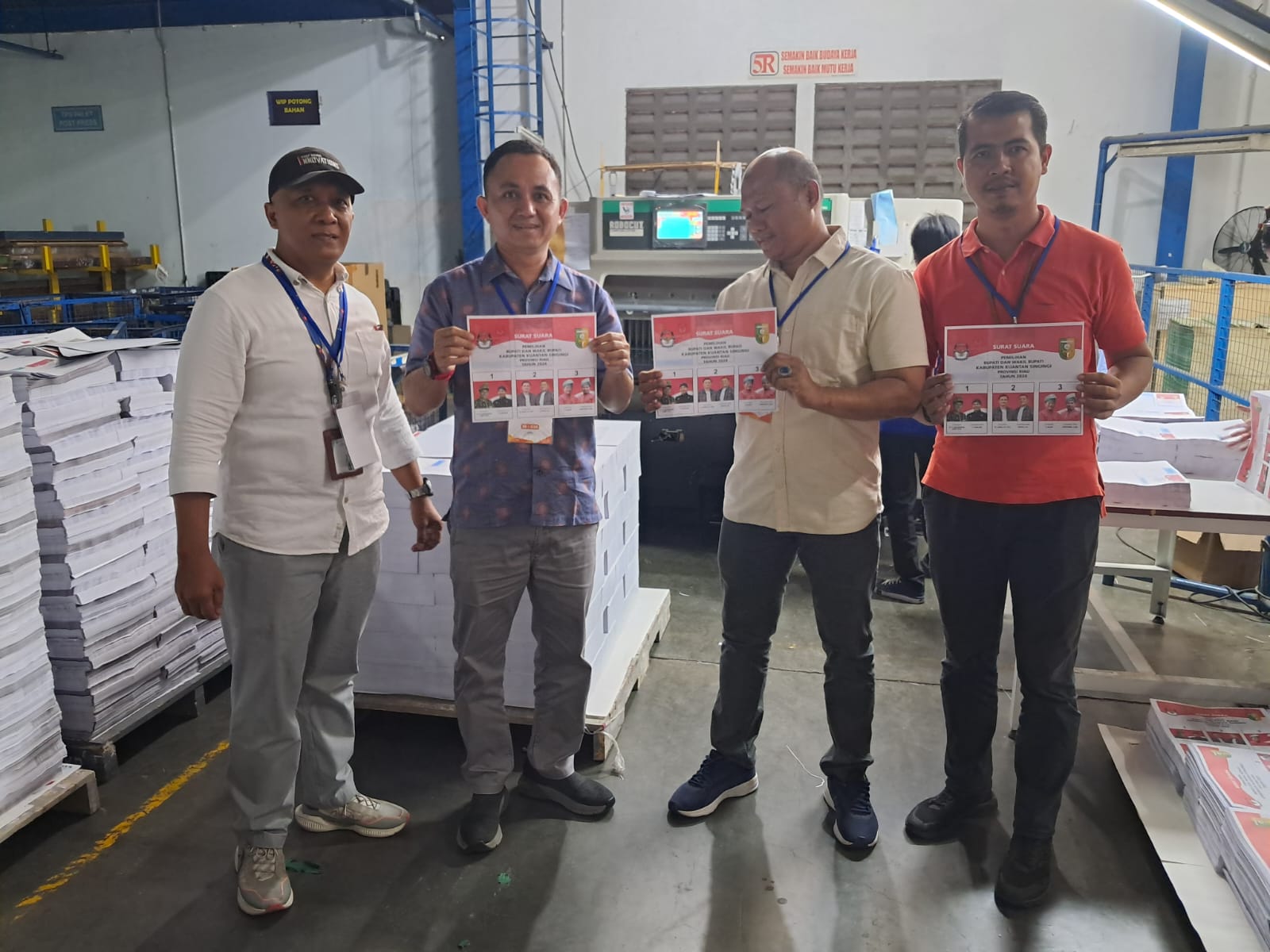 Polres Kuansing Kawal Pengawasan Logistik Pilkada 2024 Bersama Bawaslu di Percetakan Jawa Barat