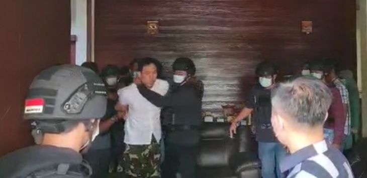 Detik-detik Penangkapan Munarman, Masih Pakai Baju Koko, Tangan Diapit Petugas