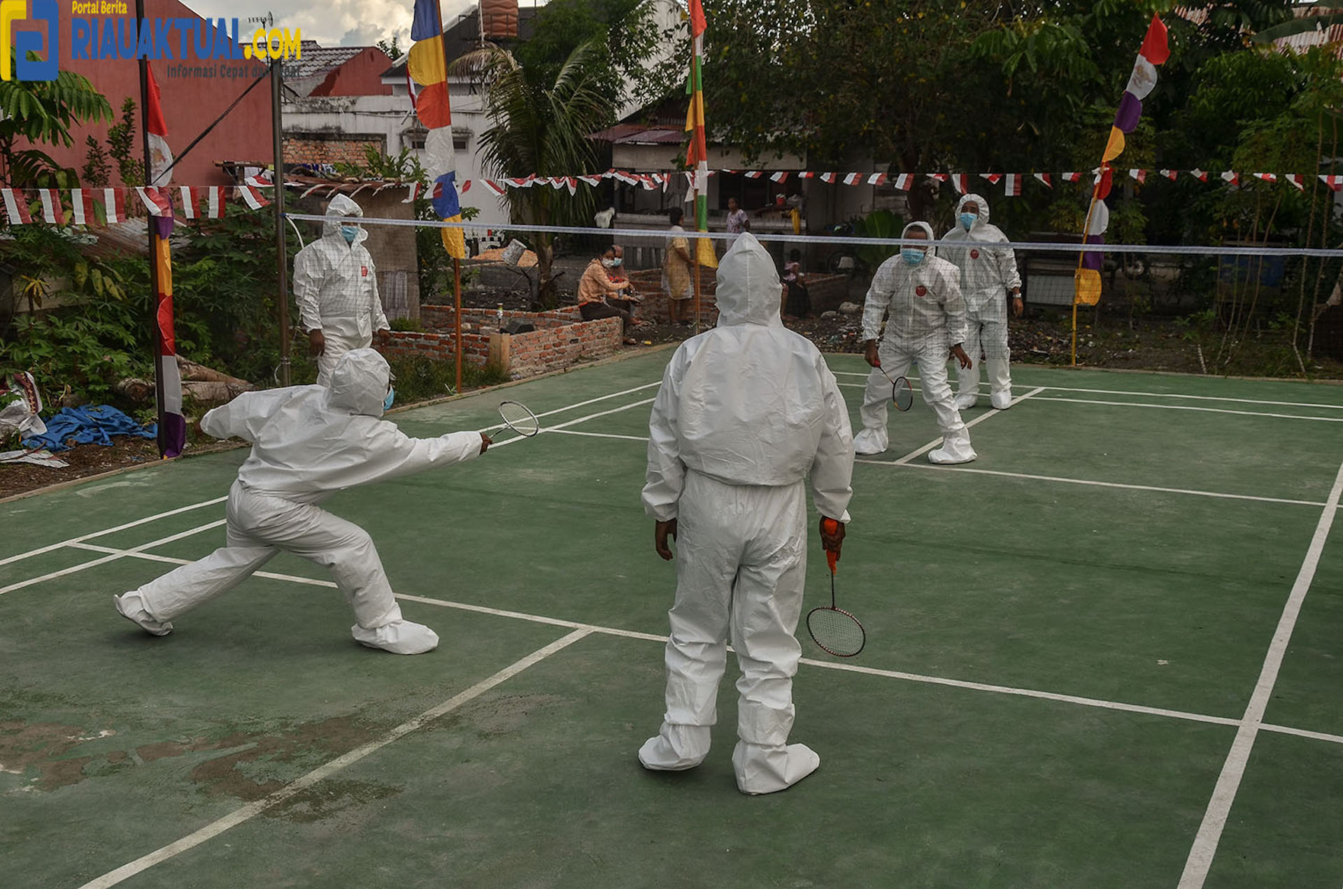 Rayakan HUT RI Ke-76, Warga Komplek Perumahan di Pekanbaru ini Gelar Turnamen Badminton Pakai APD