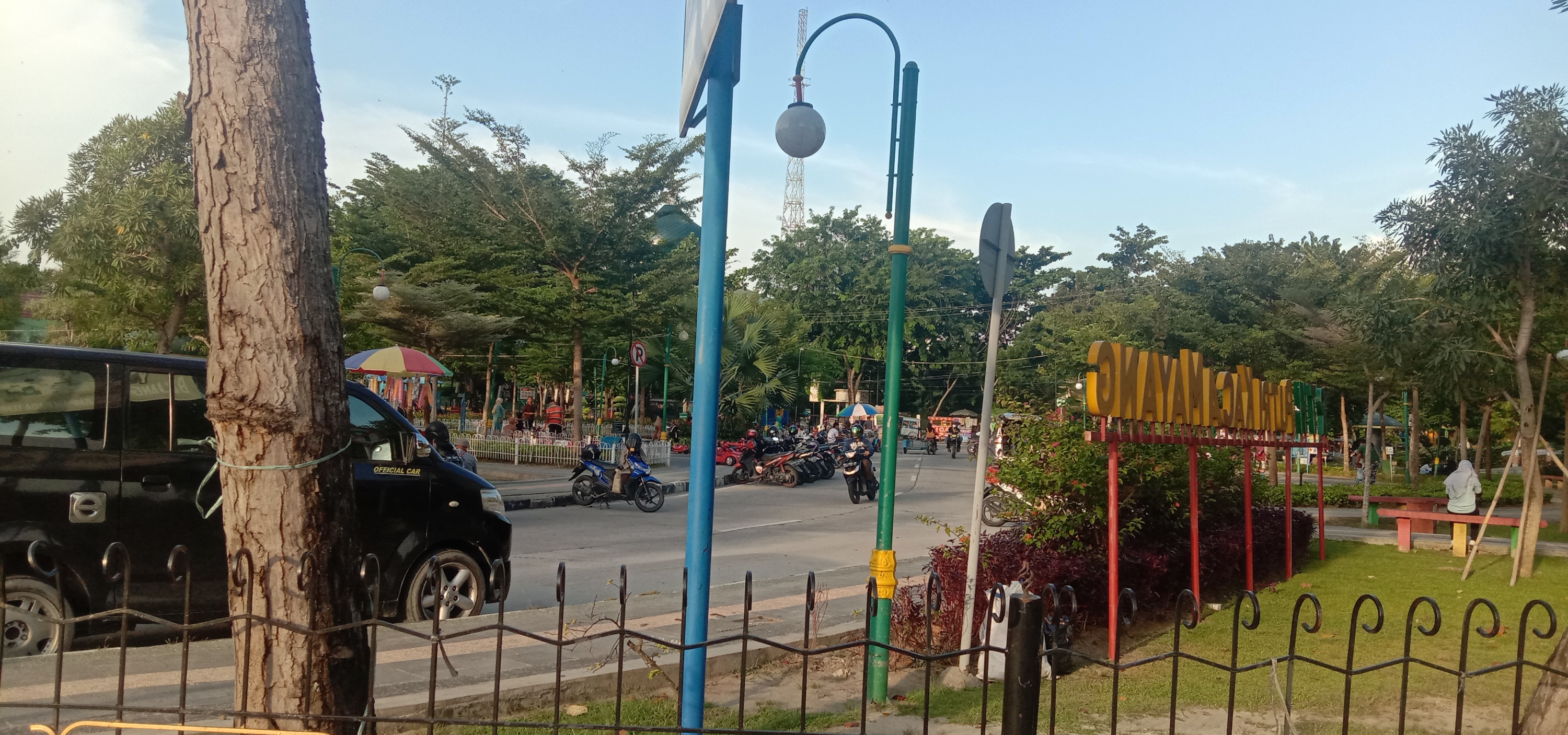 Dipenuhi Kendaraan Parkir dan Pedagang, Kondisi RTH Kaca Mayang Semakin Semrawut