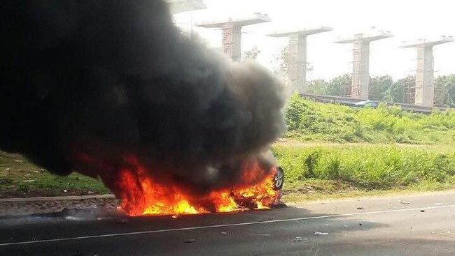 Cegah Mobil Terbakar, Jangan Tinggalkan 5 Benda Ini di Mobil
