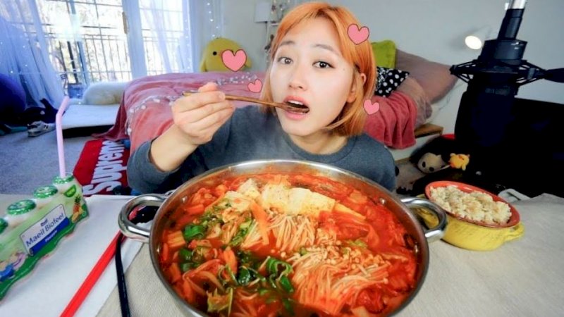 Karena Dinilai Pemborosan Makanan, Tiongkok Usulkan RUU Larang Video Mukbang