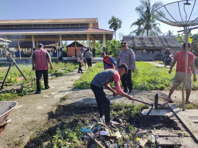 Gotong Royong di Pasar Baru Enok, Kapolsek Ajak Warga Sukseskan Pemilu 2024 melalui Cooling System