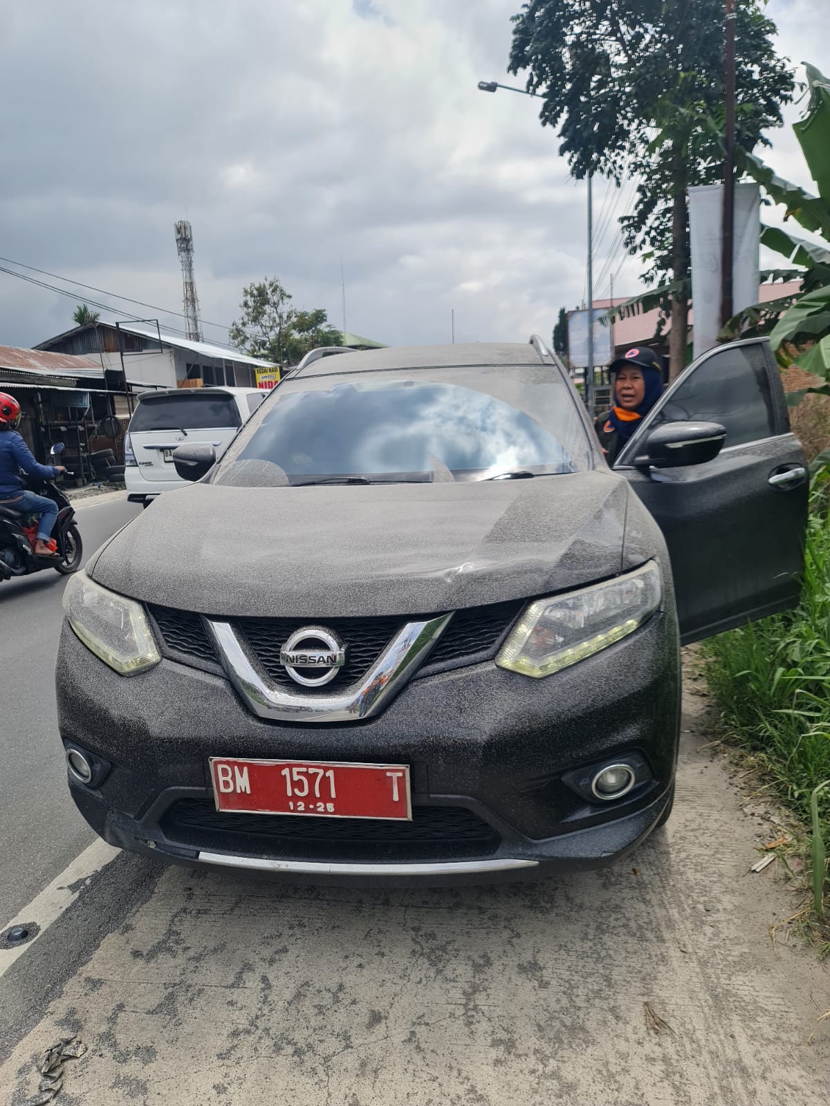 Cek Kondisi Korban Gunung Marapi, Anggota BPBD Riau Dihujani Abu Vulkanik