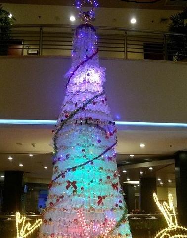 Hotel ibis Pekanbaru Sulap Limbah Jadi Dekorasi Natal Mewah