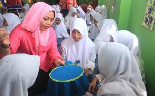 Misnarni Syamsuar Berharap Menyulam Bisa Terus Dilestarikan