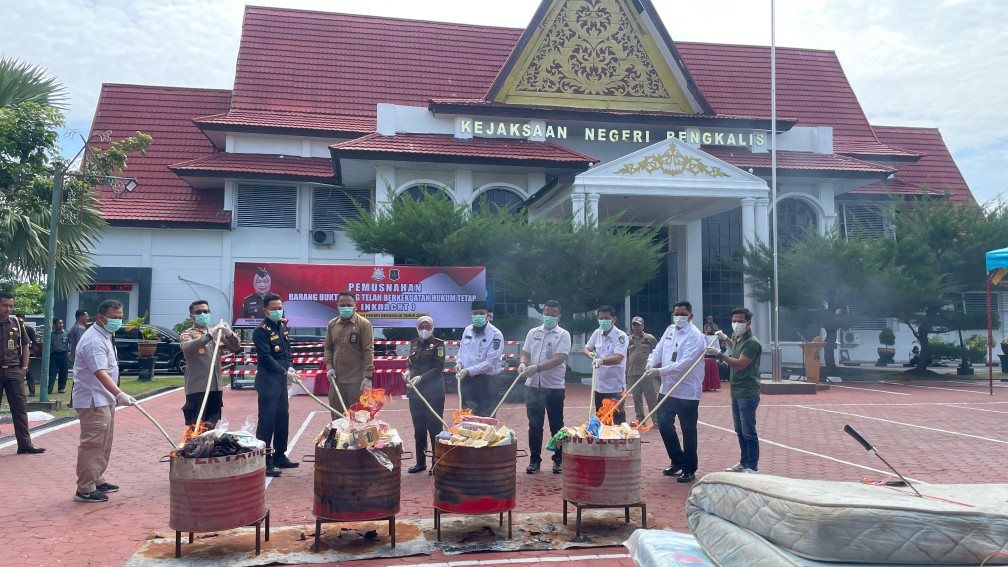 Kejari Bengkalis Musnahkan Ribuan Gram Narkoba hingga Barang Ilegal