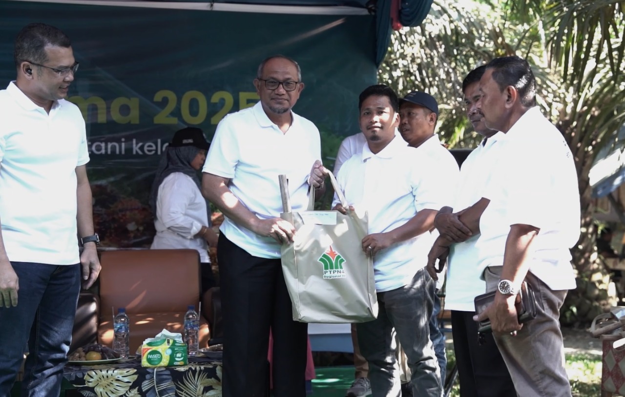 Semangat Pahlawan di Kebun Sawit, PalmCo dan Petani Bangkitkan Harapan Baru di Desa