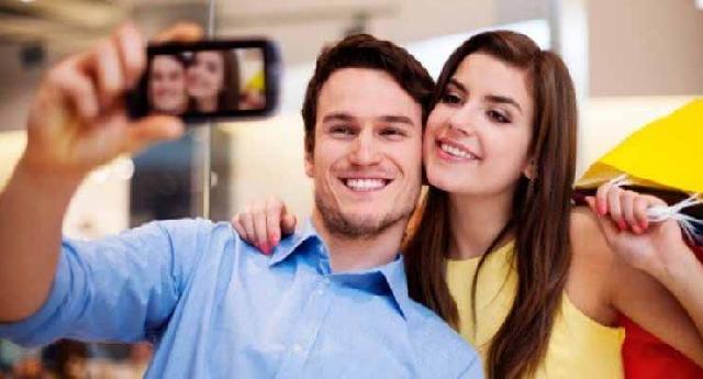 4 Alasan pasangan yang jarang umbar kemesraan di sosmed lebih happy