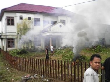 Diduga Jadi Tempat Mesum, Warga Bersihkan Asrama Mahasiswa Bengkalis