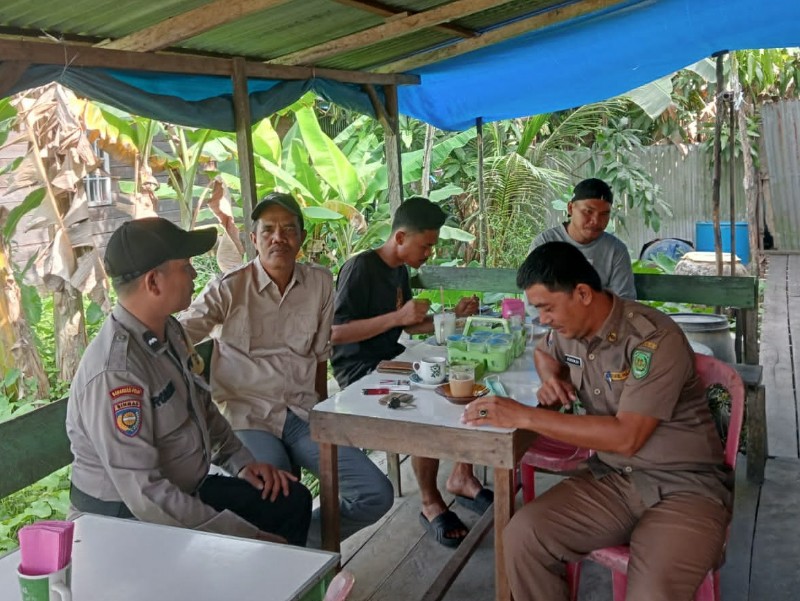 Cooling System Pemilu 2024, Aipda Romi Jalin Silaturahmi dengan Masyarakat Desa Sungai Rawa