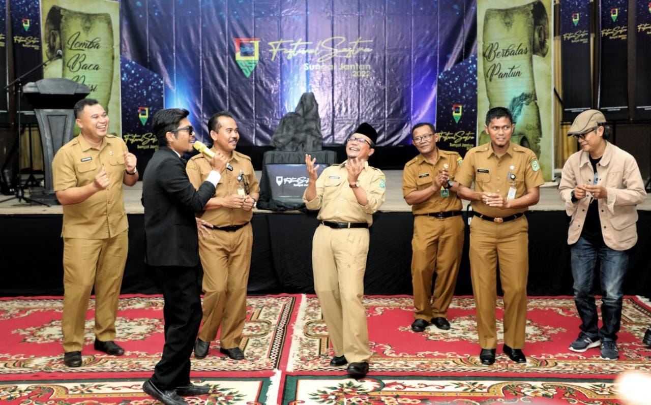 Tertawa Sumringah, Sekda Siak Buka Festival Sastra Sungai Jantan