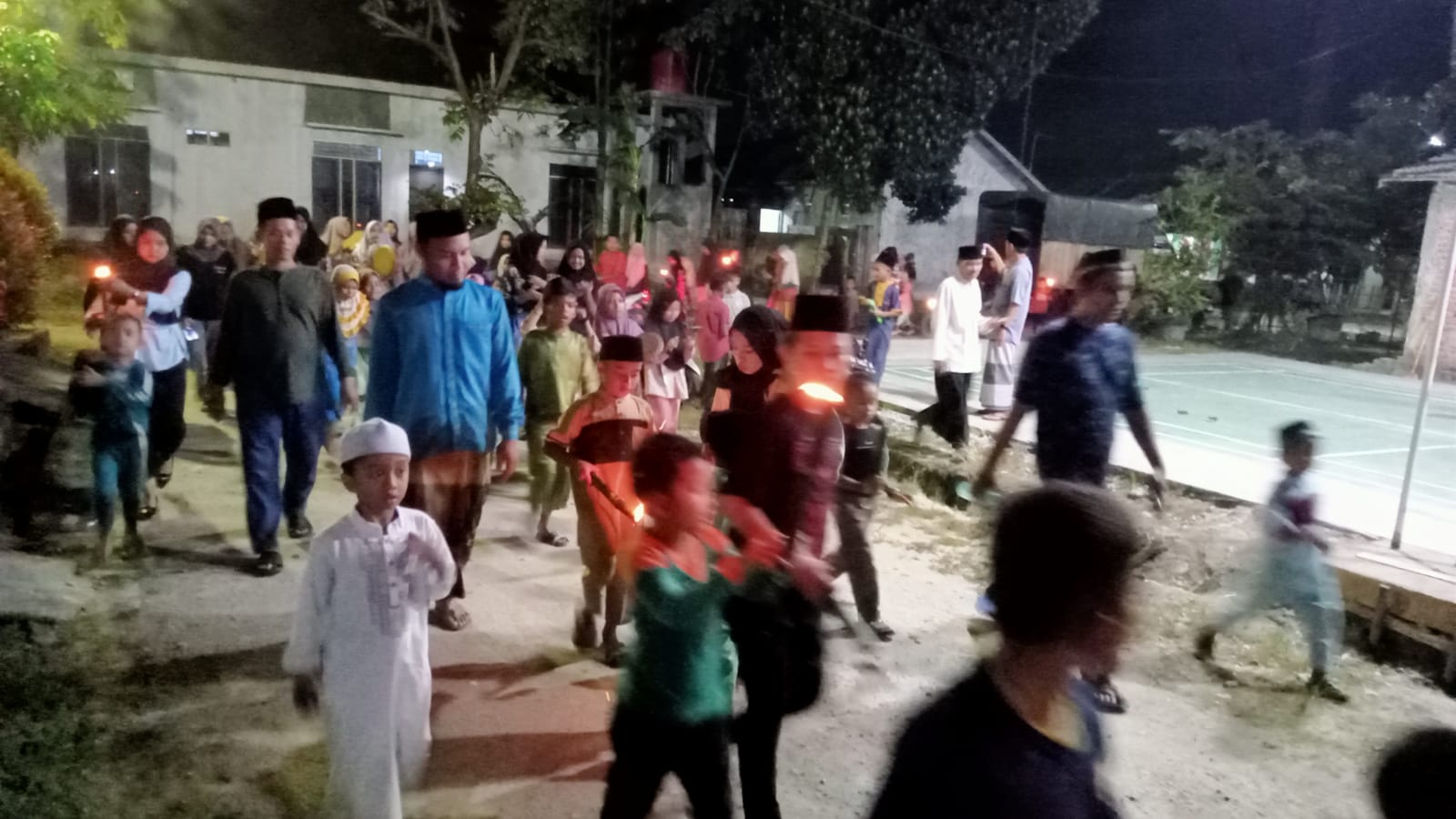 Ratusan Warga dan Jamaah Musholla Baitul Jannah Takbir Keliling Bawa Obor Sambut Idul Adha 1445 H