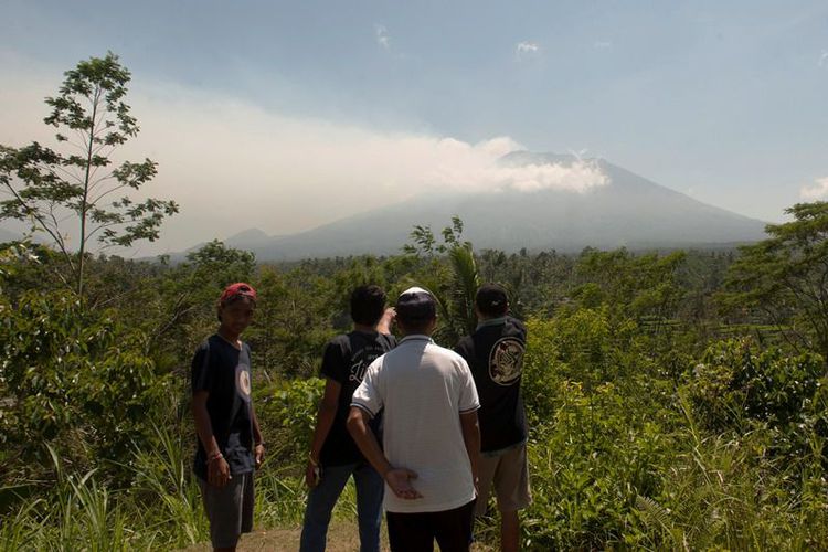 Gunung Agung Keluarkan Asap Putih Setinggi 1.500 Meter