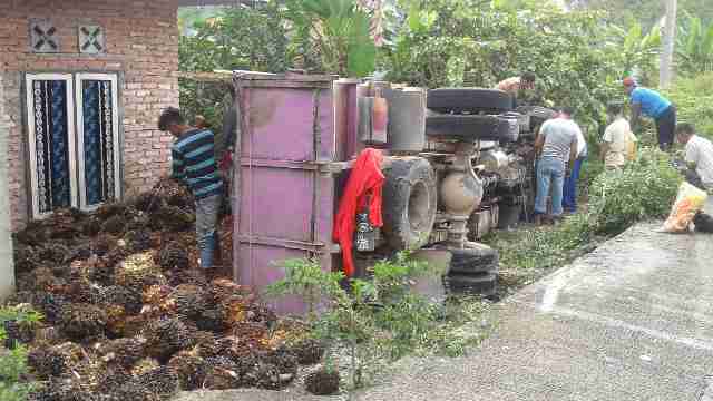 Disebabkan Hujan Lebat, Truck Bermuatan Sawit Tumbang di Desa Sako Pangean