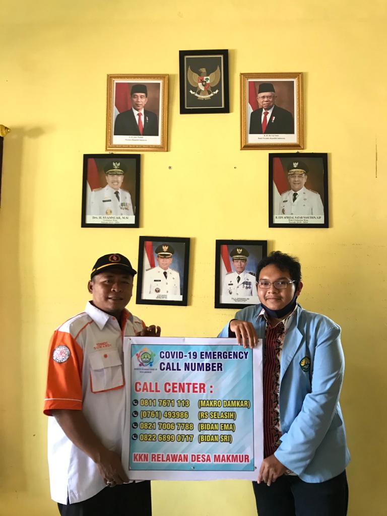 Mahasiswa UNRI Tempelkan Spanduk Nomor-nomor Emergency di Desa Makmur Pangkalan Kerinci 