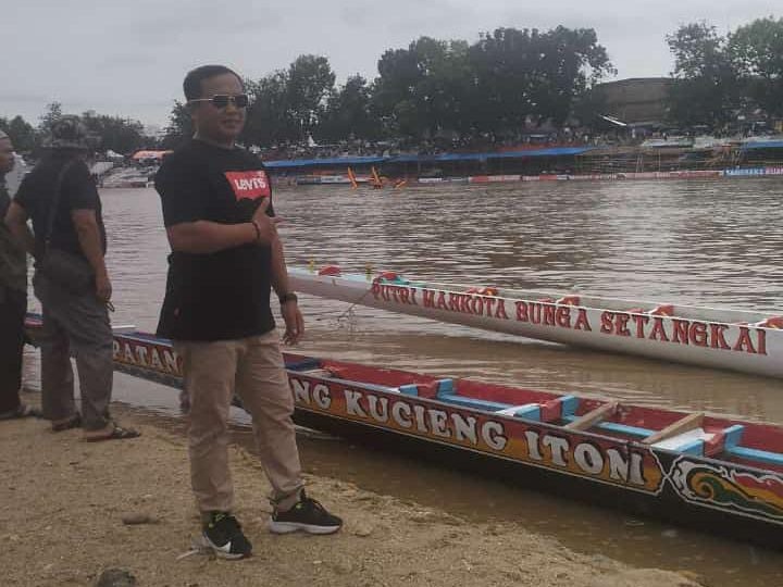 Jalur Putri Mahkota Bunga Setangkai Bertahan di Hari Keempat Pacu Jalur Nasional