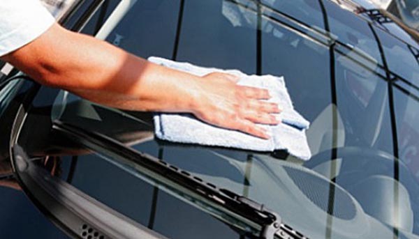 Cara Benar Memilih Cairan Pembersih Kaca Depan