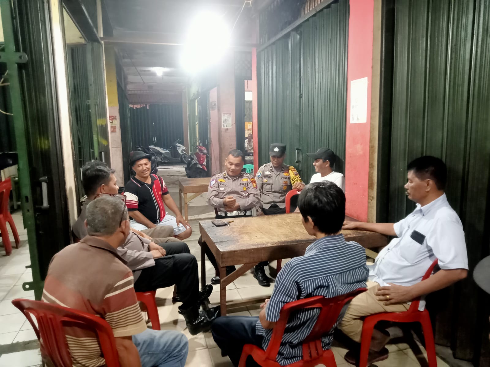 Polsek Mandau Gelar Aksi Blusukan untuk Sosialisasi Pilkada Damai 2024 di Pasar Mandau