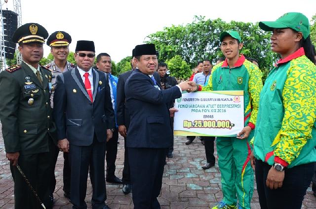 Diperingatan Sumpah Pemuda, Sembilan Atlet Berprestasi Bengkalis Terima Bonus