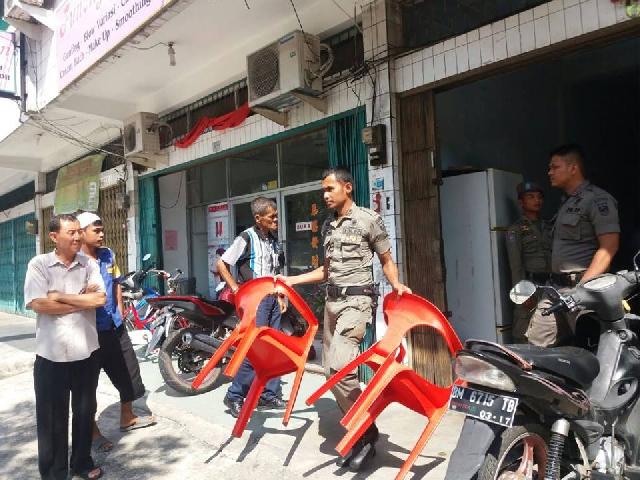 Satpol PP Pekanbaru Segel Kedai Kopi