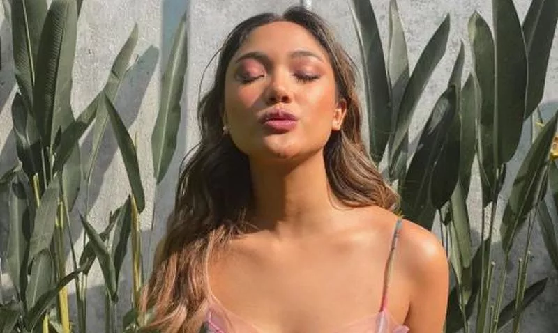 Gunakan Baju Ketat, Marion Jola Menggoda Abis