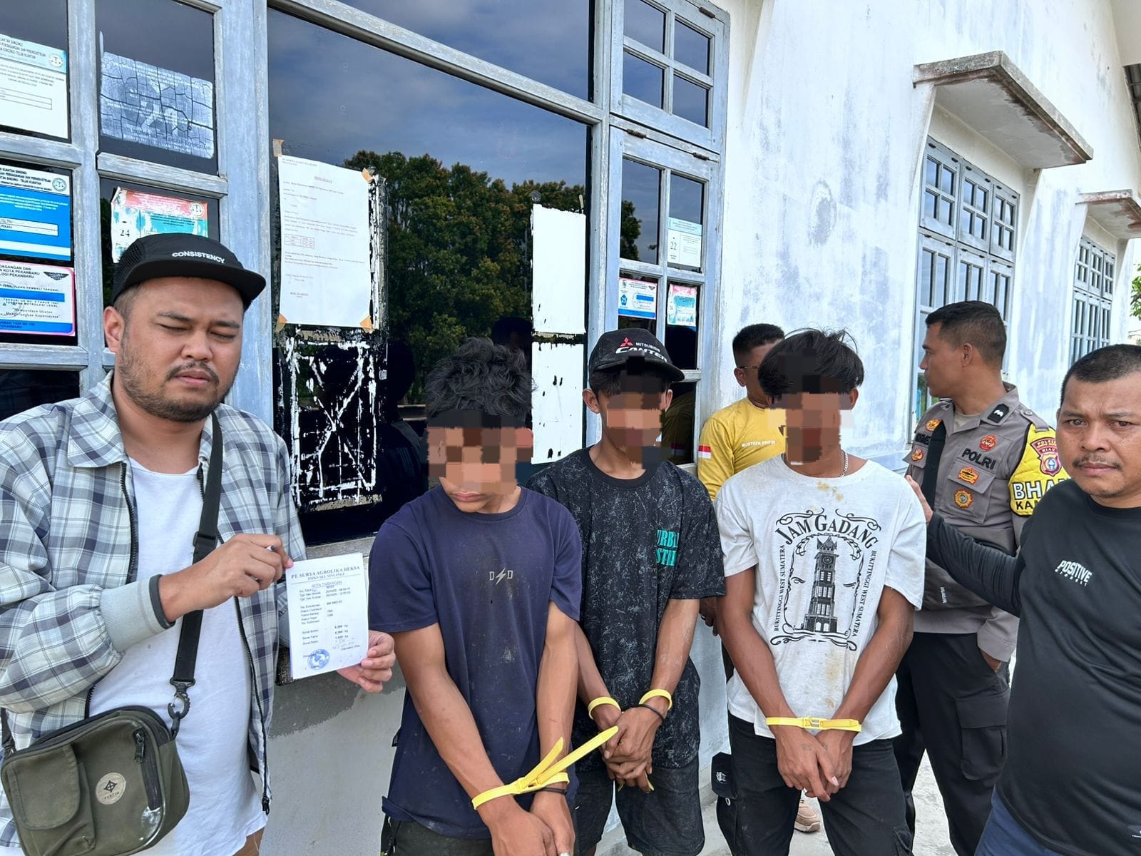 Gelapkan 1 Ton Sawit, Tiga Karyawan PT IIS di Kuansing Diangkut Polisi