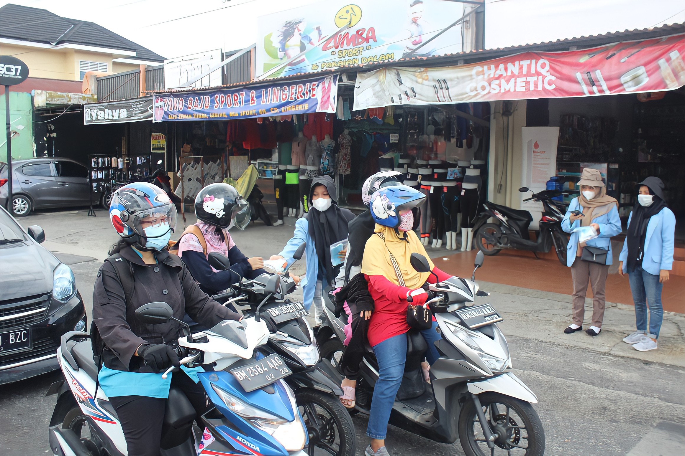 Turun Ke Jalan, Mahasiswa Kukerta UNRI Bagikan Masker dan Hand Sanitizer Gratis