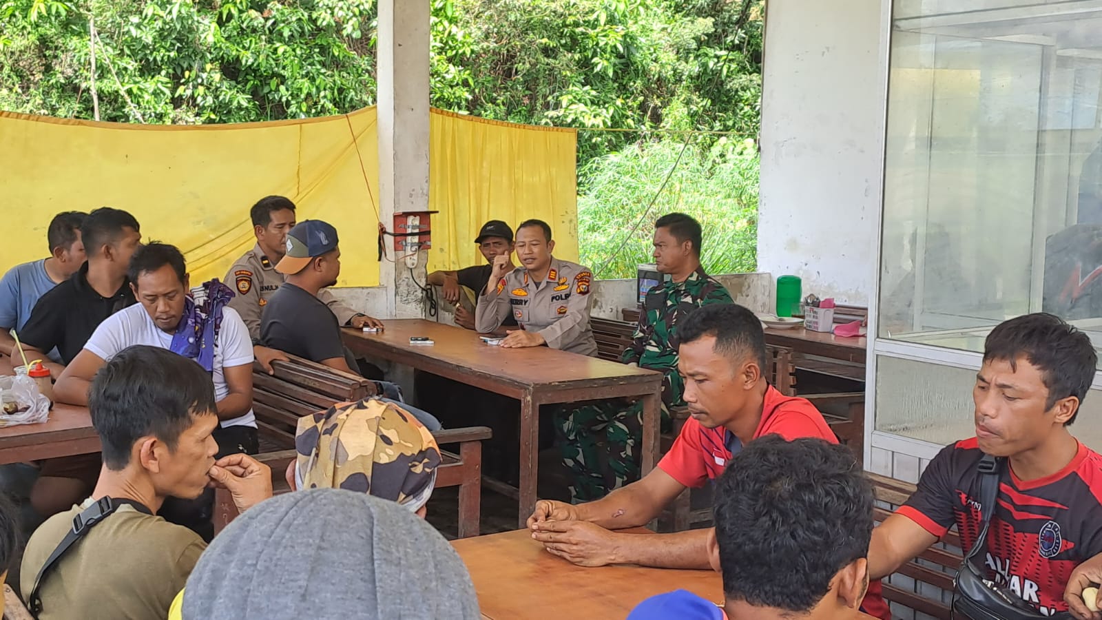 Datangi Buruh Pabrik, Polsek Tapung Sosialisasi Pemilu Damai