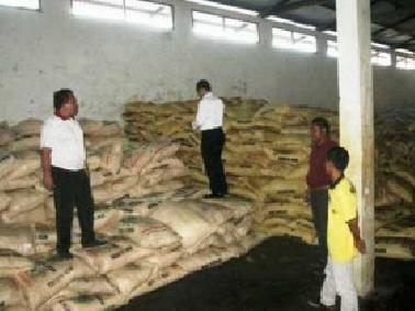 Ditreskrimsus Polda Riau Gerebek Gudang Pupuk Oplosan