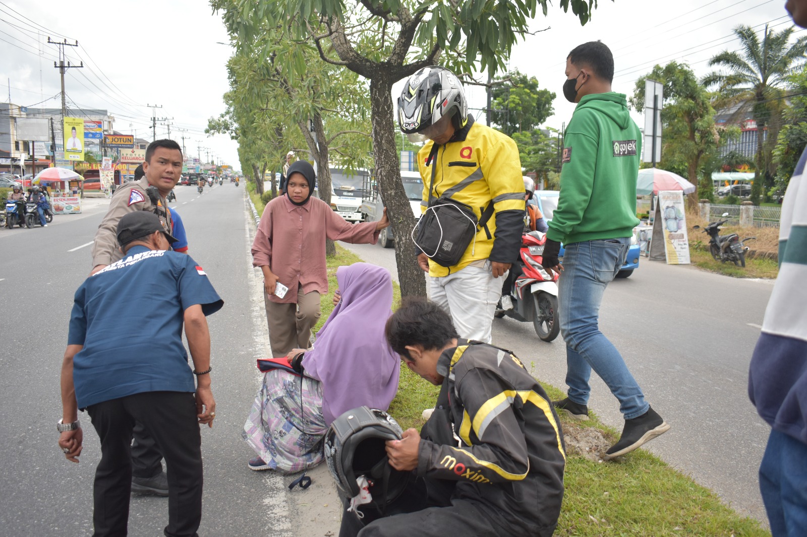 Momen Kompol Alvin Bantu Driver Ojol Jatuh usai Tabrak Anjing