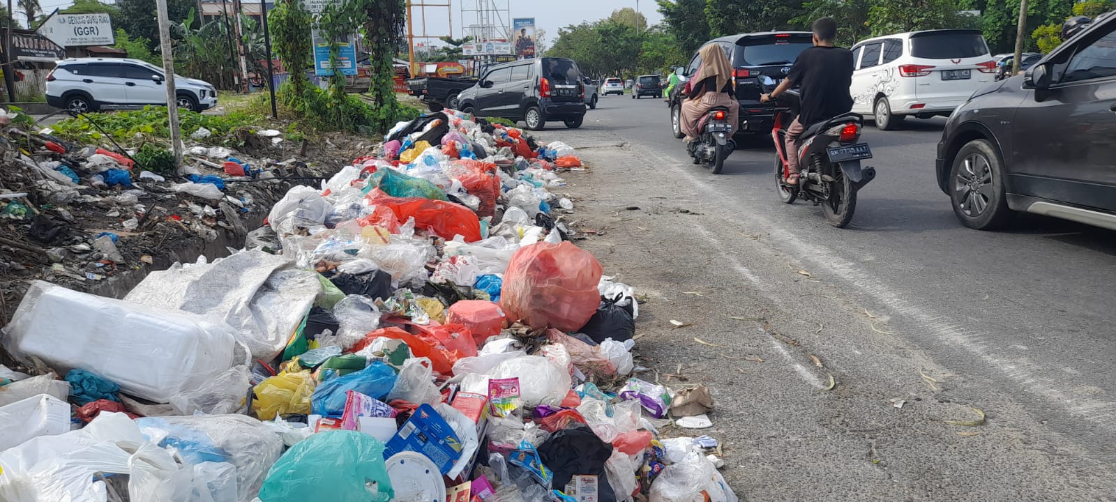 Sampah di TPS Pekanbaru Menumpuk