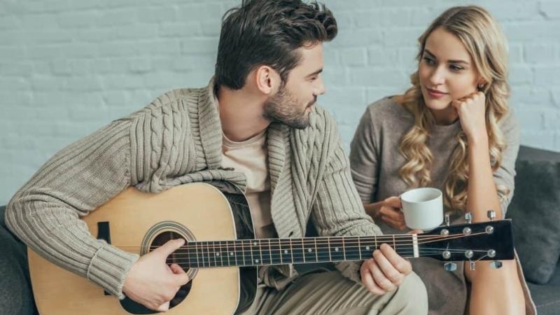 4 Tanda Cowok Nyaman Pacaran Denganmu!