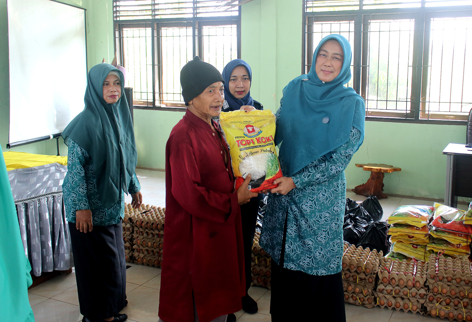 TP PKK Siak Salurkan 400 Paket Bantuan Untuk 8 Kecamatan