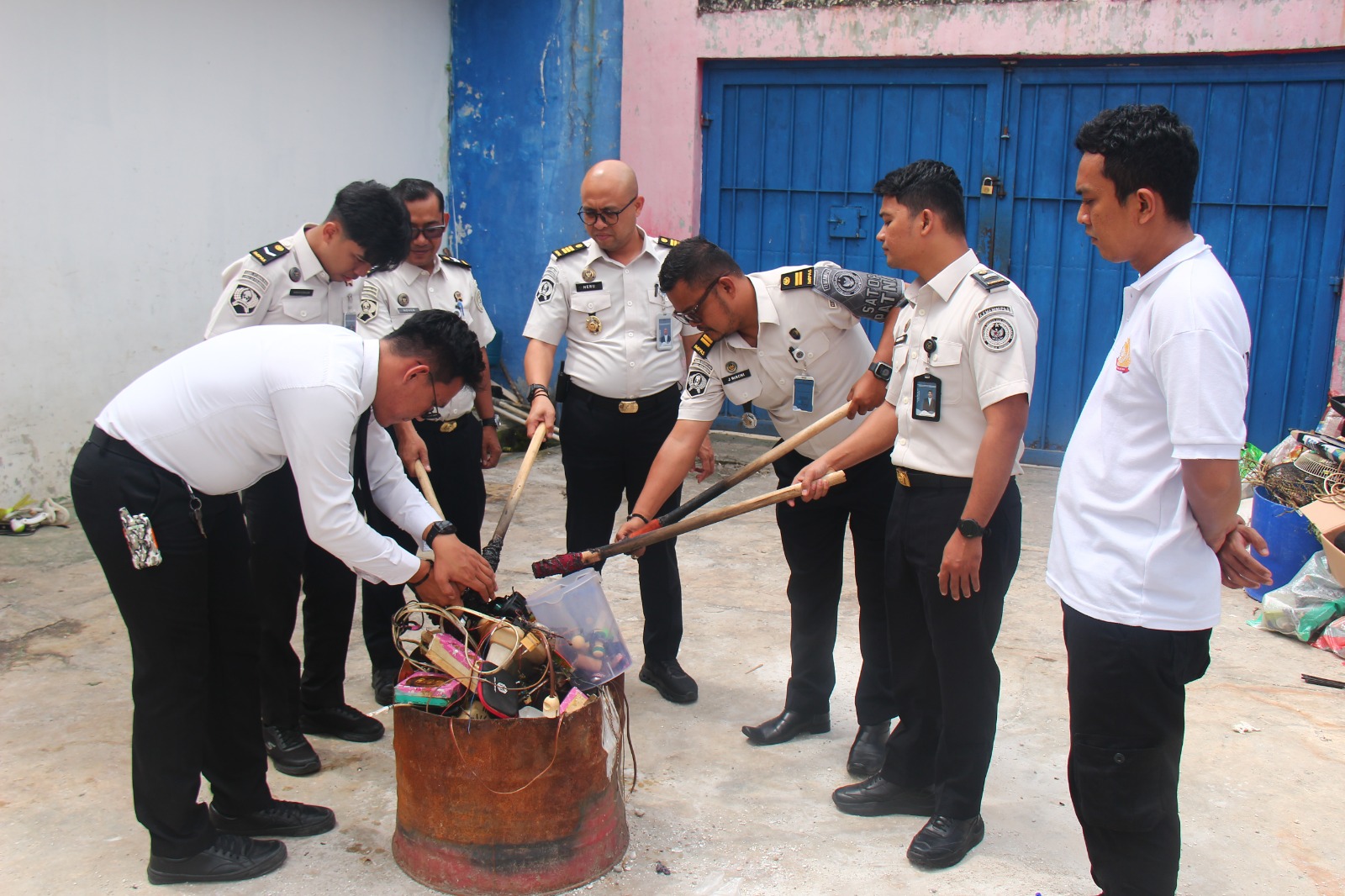 Lapas Pekanbaru Musnahkan Barang Terlarang Hasil Razia Kamar Warga Binaan
