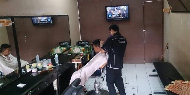 Tukang cukur ini gratiskan pelanggan yang ingin mengaji