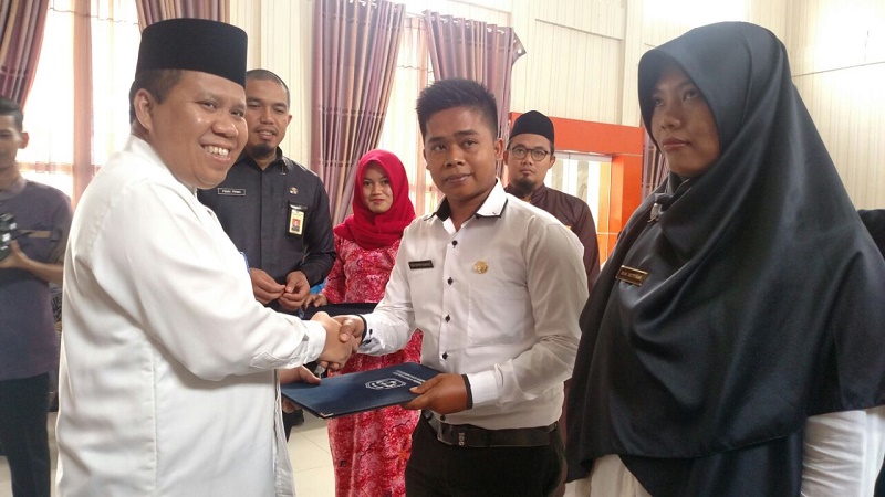 Bupati Serahkan SK 26 Orang CPNS dari Formasi Guru GDD Dilingkungan Pemkab Meranti