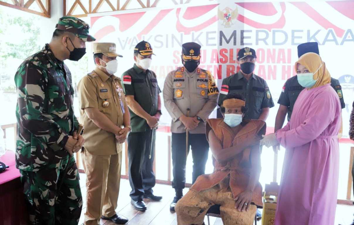 Kondisi Fisik tak Surutkan Semangat Kakek Afrizal Ikut Vaksinasi