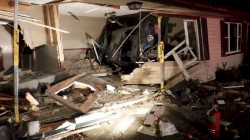 Tidur Lelap di Kamar, Pria Ini Malah Jadi Korban Ditabrak Mobil