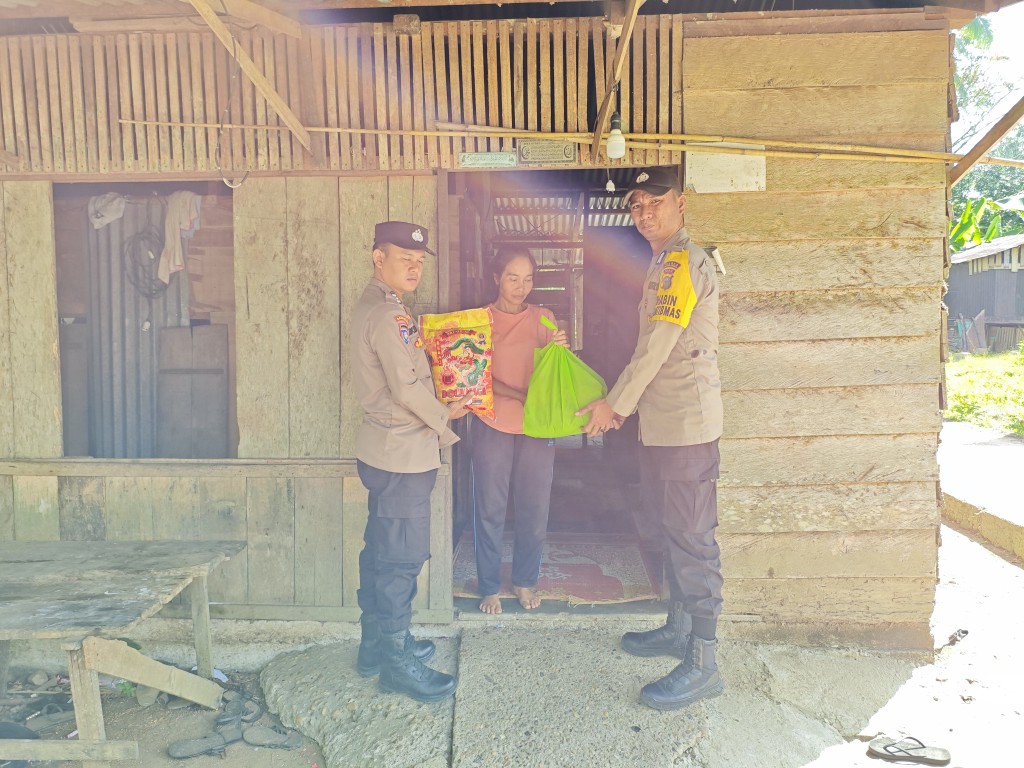 Polsek Kuantan Hilir Salurkan Bantuan Sembako dalam Program Jumat Barokah di Kuansing