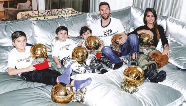 Cara Mesi Pamer 7 Balon d’Or Dengan Foto Bareng Keluarga