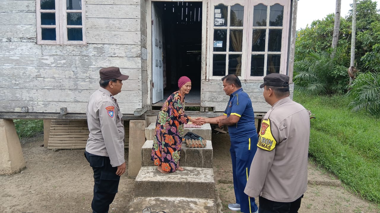 Polsek Kuantan Hilir Salurkan Bantuan Sembako dalam Program Jumat Barokah