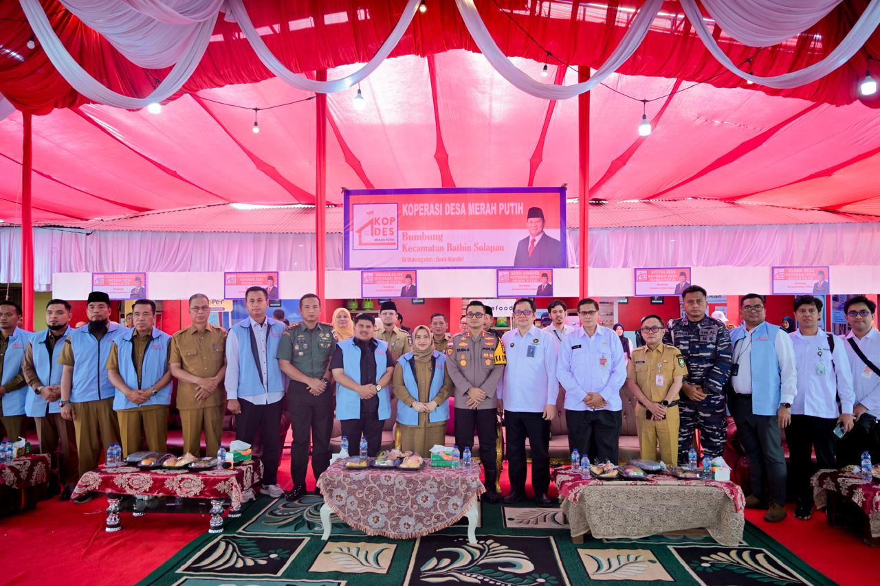 Wujud Nyata Penguatan Ekonomi Rakyat, Bupati Kasmarni Resmikan Koperasi Merah Putih di Desa Bumbung