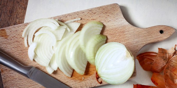 Ini Penyebab Mengapa Mengiris Bawang Bisa Buat Kita Jadi Menangis