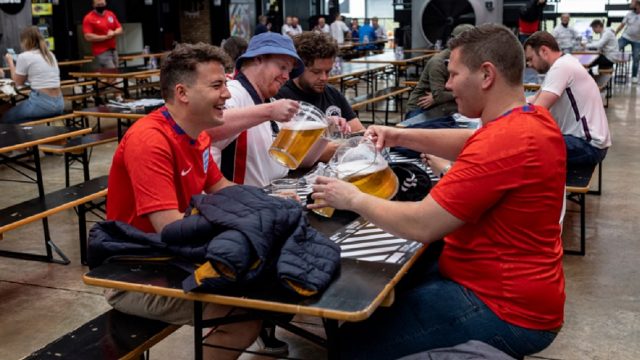 Selama Piala Dunia 2022 Segelas Bir Dijual Rp220 Ribu, Air Mineral Rp50 Ribu