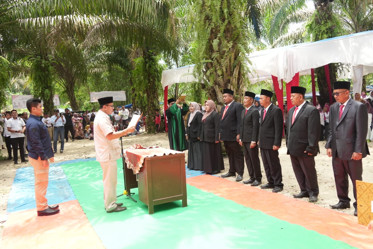 Bupati Kuansing Lantik 7 Penjabat Kepala Desa